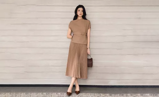 Phối đồ công sở ấn tượng hơn cùng chân váy xếp ly