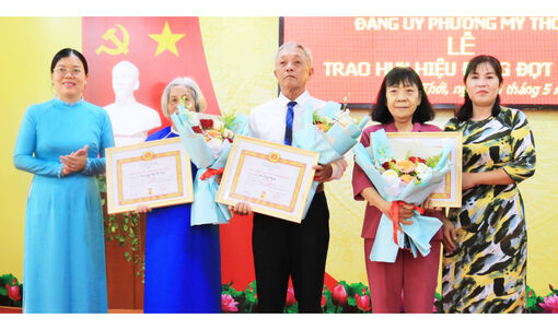 Phường Mỹ Thới trao Huy hiệu Đảng và kỷ niệm 136 năm Ngày sinh Chủ tịch Hồ Chí Minh (19/5/1890 - 19/5/2026)