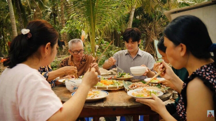 Chàng trai khiến nhiều người "bụng réo" lúc nửa đêm với các clip món ngon miền Tây