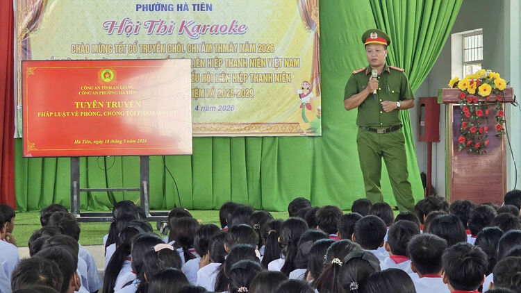 Tuyên truyền pháp luật đến học sinh Trường Phổ thông Dân tộc nội trú Trung học cơ sở Hà Tiên