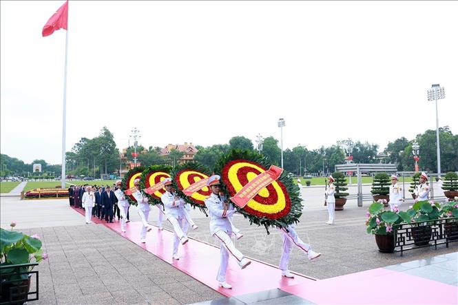 Kỷ niệm 136 năm Ngày sinh Chủ tịch Hồ Chí Minh: Lãnh đạo Đảng, Nhà nước vào Lăng viếng Bác