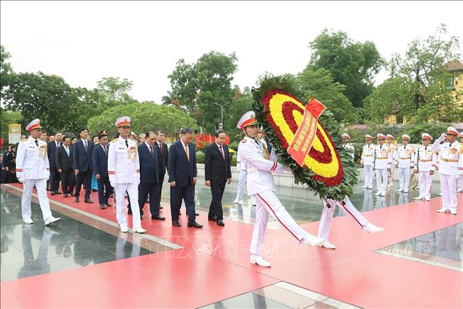 Lãnh đạo Đảng, Nhà nước đặt vòng hoa tưởng niệm các Anh hùng, Liệt sĩ
