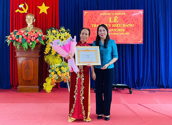 Đảng ủy xã Định Mỹ trao Huy hiệu Đảng đợt 19/5
