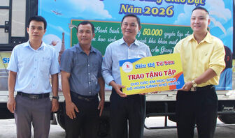 Siêu thị Tứ Sơn trao tặng 50.000 quyển tập cho học sinh có hoàn cảnh khó khăn vượt khó