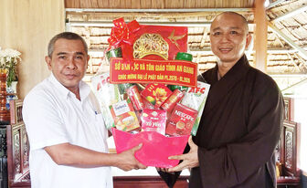 Sở Dân tộc và Tôn giáo tỉnh An Giang chúc mừng Đại lễ Phật đản tại xã Mỹ Đức và phường Châu Đốc