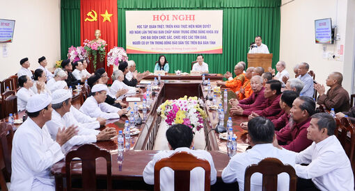 70 chức sắc, chức việc các tôn giáo và người có uy tín trong đồng bào dân tộc tiếp thu nghị quyết