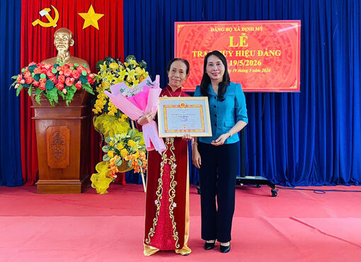 Đảng ủy xã Định Mỹ trao Huy hiệu Đảng đợt 19/5