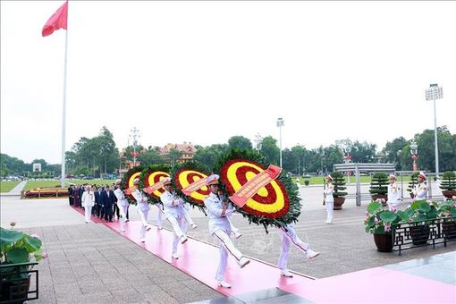 Kỷ niệm 136 năm Ngày sinh Chủ tịch Hồ Chí Minh: Lãnh đạo Đảng, Nhà nước vào Lăng viếng Bác