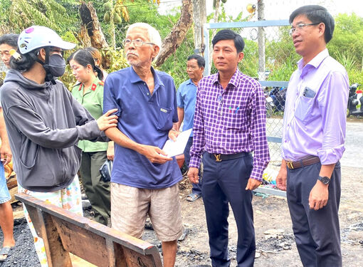 Phó Bí thư Thường trực xã Tri Tôn thăm, hỗ trợ gia đình bị hỏa hoạn