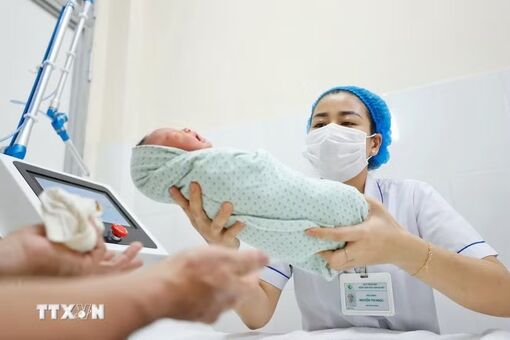 Từ 1/1/2027, phụ nữ sinh 2 con trước 35 tuổi được hỗ trợ tối thiểu 2 triệu đồng