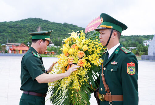 Tư lệnh Bộ đội Biên phòng dâng hoa tại Tượng đài Chủ tịch Hồ Chí Minh ở đặc khu Phú Quốc