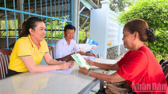 Nữ giao dịch viên người Khmer tận tụy vận động người dân tham gia bảo hiểm xã hội tự nguyện