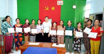 Trao 37 thẻ Bảo hiểm Y tế cho hội viên phụ nữ xã Phú An