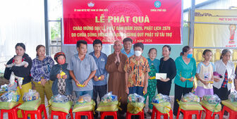 Trao quà cho 100 hộ dân xã Vĩnh Điều