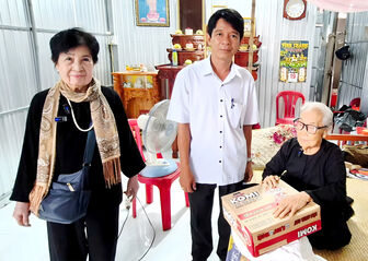 Bàn giao 4 căn nhà tình thương cho người dân xã Tri Tôn
