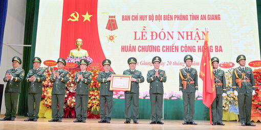 Bộ đội Biên phòng tỉnh An Giang đón nhận Huân chương Chiến công hạng Ba