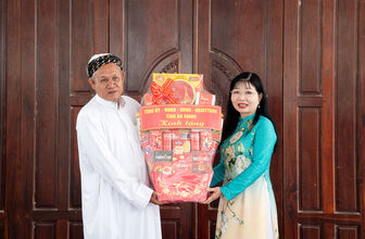 Phó Bí thư Tỉnh ủy, Chủ tịch Ủy ban MTTQ Việt Nam tỉnh An Giang Trần Thị Thanh Hương chúc mừng Tết Roya Haji của đồng bào dân tộc Chăm