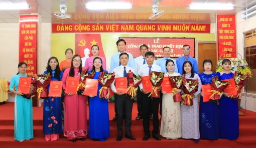 Đảng ủy phường Mỹ Thới trao quyết định công tác cán bộ