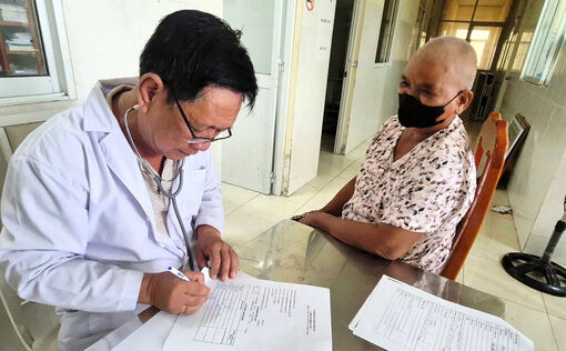 300 người cao tuổi xã Tri Tôn được khám sức khỏe định kỳ miễn phí
