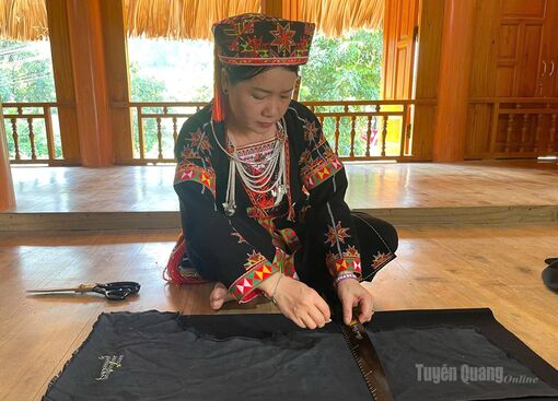 Cô gái Dao tâm huyết với nghề may trang phục truyền thống