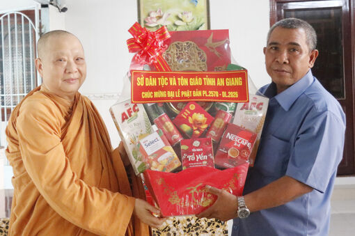 Sở Dân tộc và Tôn giáo tỉnh An Giang thăm, chúc mừng đại lễ Phật đản các chức sắc Phật giáo tiêu biểu