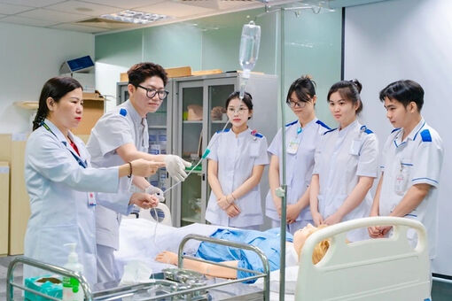 Thiếu hụt điều dưỡng, tìm giải pháp thu hút tuyển sinh