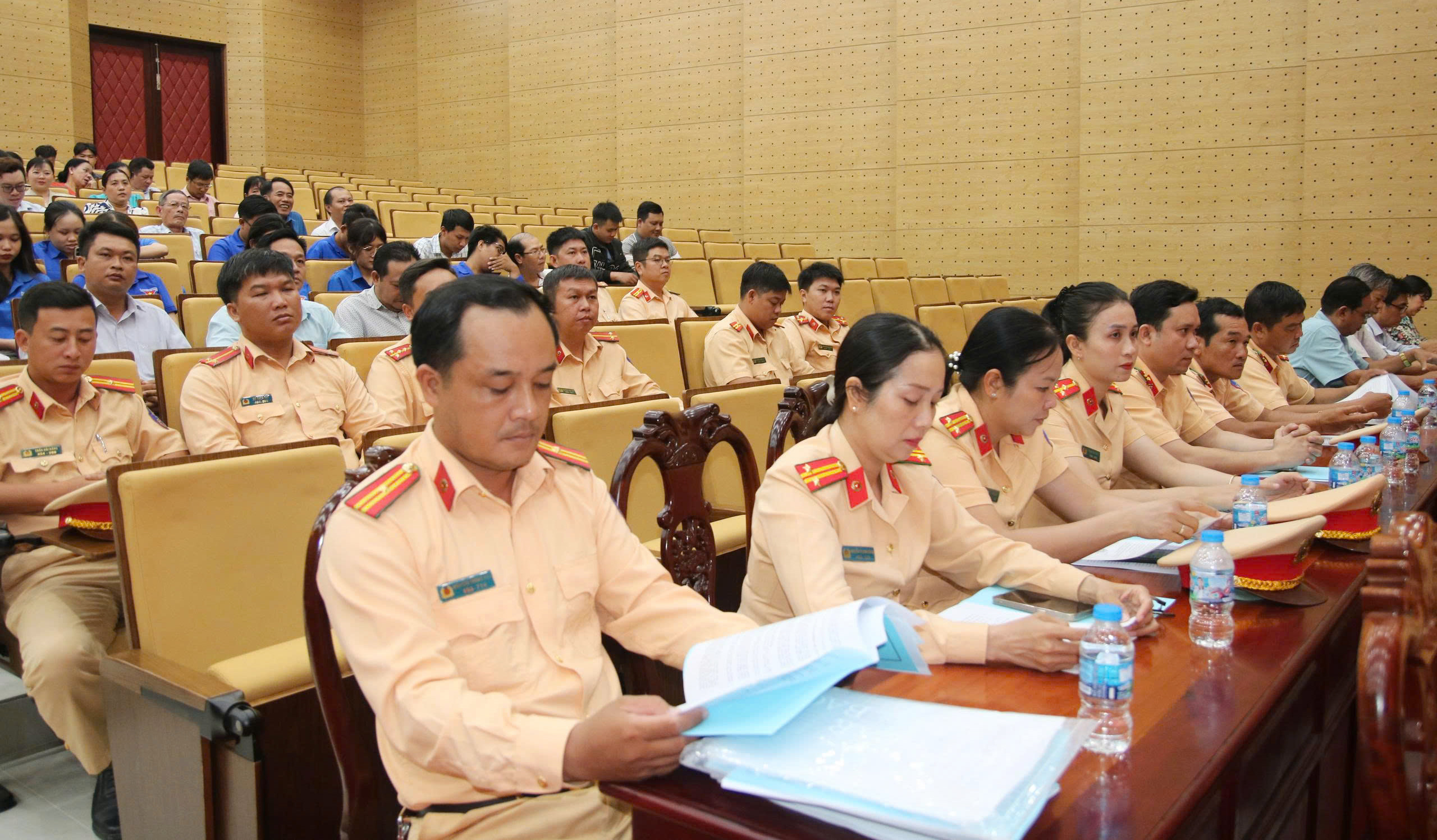 Phường Long Xuyên ra quân xây dựng "Điểm sáng về an toàn giao thông"