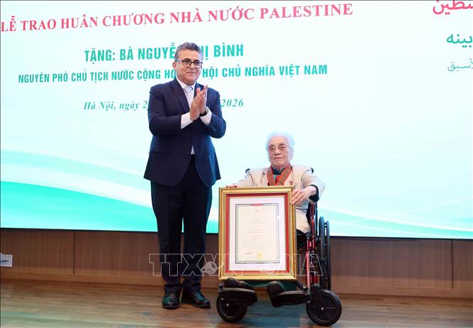 Nguyên Phó Chủ tịch nước Nguyễn Thị Bình nhận Huân chương Ngôi sao Công trạng