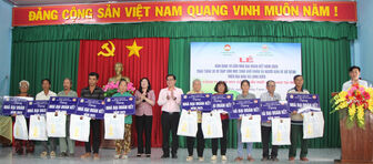 Công ty TNHH MTV Xổ số kiến thiết An Giang tài trợ xây 10 căn nhà đại đoàn kết và tặng 30 xe đạp