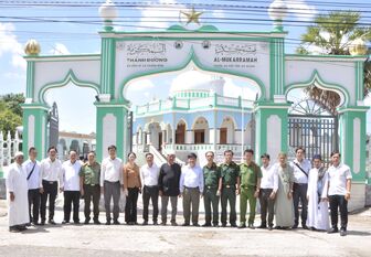 Trưởng ban Tuyên giáo và Dân vận Tỉnh ủy Tống Phước Trường chúc Tết Roya Haji đồng bào Chăm