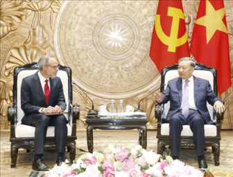 Tổng Bí thư, Chủ tịch nước Tô Lâm tiếp Phó Chủ tịch cấp cao, Giám đốc Pháp lý và Quan hệ Toàn cầu tập đoàn Amazon