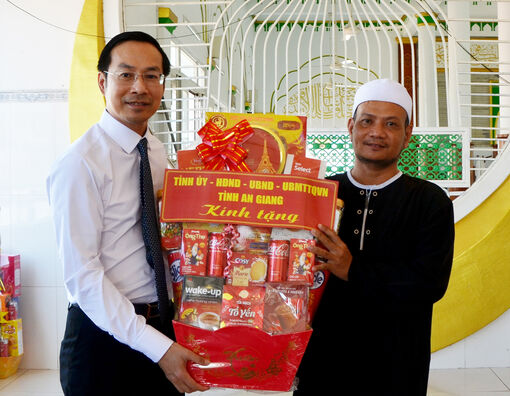 Phó Bí thư Thường trực Tỉnh ủy, Chủ tịch HĐND tỉnh An Giang Nguyễn Thanh Nhàn chúc Tết Roya Haji tại xã Vĩnh Hậu