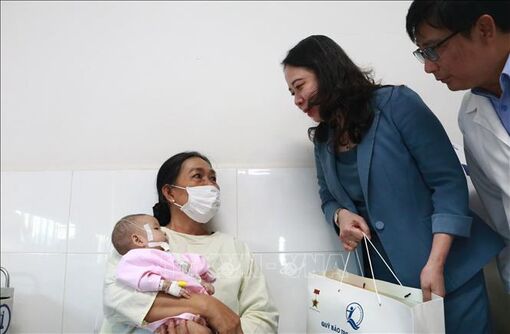 Phó Chủ tịch nước Võ Thị Ánh Xuân thăm, tặng quà bệnh nhi tại TP Hồ Chí Minh