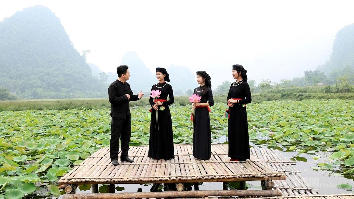 Sen hồng gọi mùa hạ
