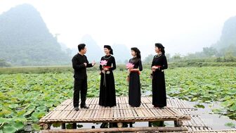 Sen hồng gọi mùa hạ