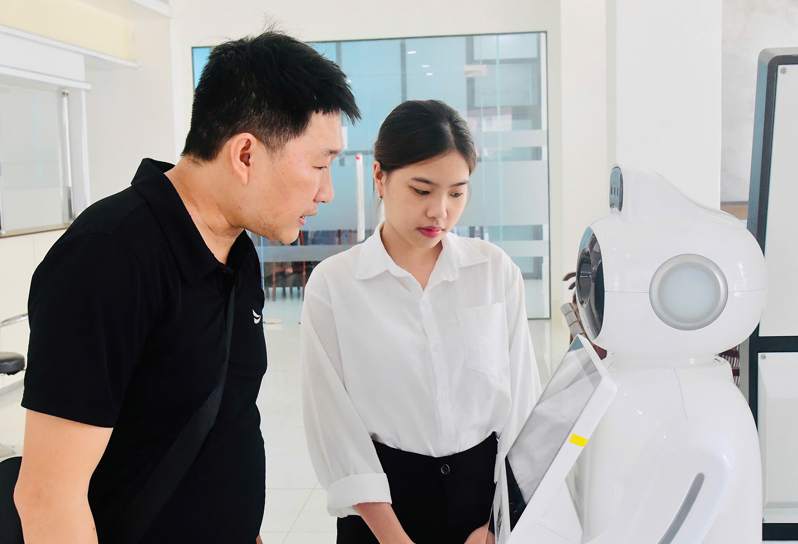 Đưa công nghệ số đến gần dân