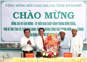 Chủ tịch UBND tỉnh An Giang Hồ Văn Mừng chúc Tết Roya Haji tại xã Châu Phong