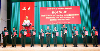 Đảng ủy Ban Chỉ huy Bộ đội Biên phòng tỉnh An Giang trao quyết định về công tác cán bộ