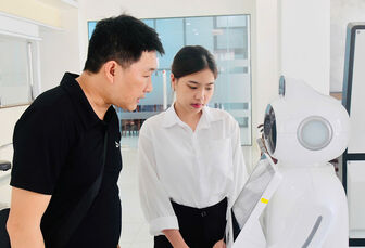 Đưa công nghệ số đến gần dân