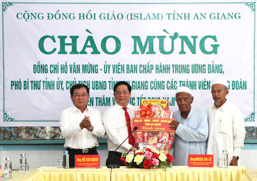 Chủ tịch UBND tỉnh An Giang Hồ Văn Mừng chúc Tết Roya Haji tại xã Châu Phong