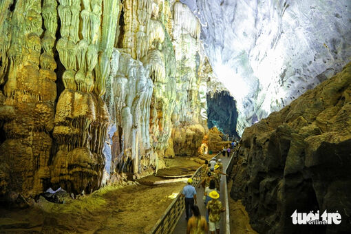Du khách tấp nập ngược sông Son vào động Phong Nha giữa cao điểm nắng nóng