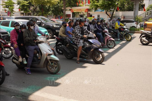 Dừng xe giữa đường để tránh nắng khi chờ đèn đỏ có thể bị xử phạt
