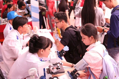 Tuyển sinh đại học 2026: Thêm nhiều tổ hợp môn mới cho ngành sức khỏe