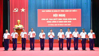 Ban Thường vụ Đảng ủy Vùng Cảnh sát biển 4 trao quyết định thăng quân hàm, nâng lương sĩ quan năm 2026