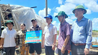Cà Mau khẩn trương hỗ trợ dân có nhà sập, tốc mái do dông lốc