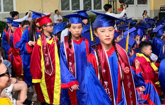 Lễ ra trường đặc biệt của thế hệ vào lớp 1 mùa COVID-19