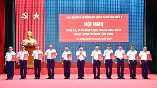 Ban Thường vụ Đảng ủy Vùng Cảnh sát biển 4 trao quyết định thăng quân hàm, nâng lương sĩ quan năm 2026