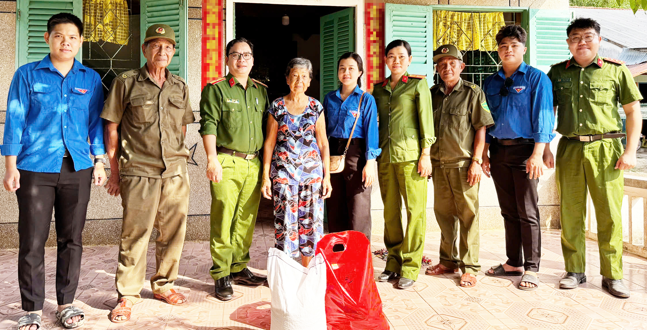 Chung tay vì người yếu thế