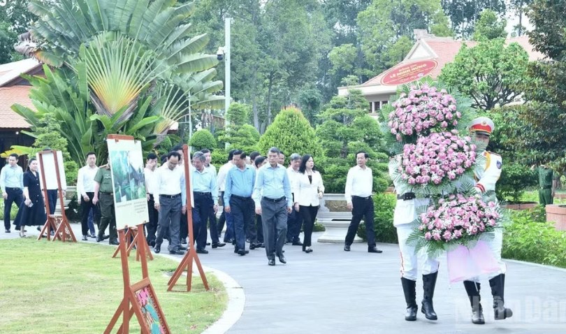 Thủ tướng Lê Minh Hưng dâng hương, viếng Mộ Cụ Phó bảng Nguyễn Sinh Sắc