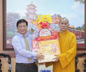 Chủ tịch UBND tỉnh An Giang Hồ Văn Mừng thăm, chúc mừng Đại lễ Phật đản tại phường Rạch Giá
